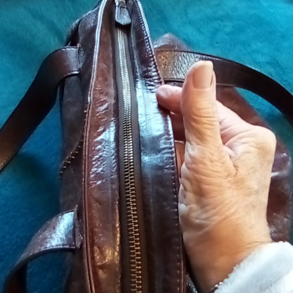 Vintage National Geographic leather purse-Made in Bolivia (12 in.x14 1/2 in.x 4) - Picture 4 of 8